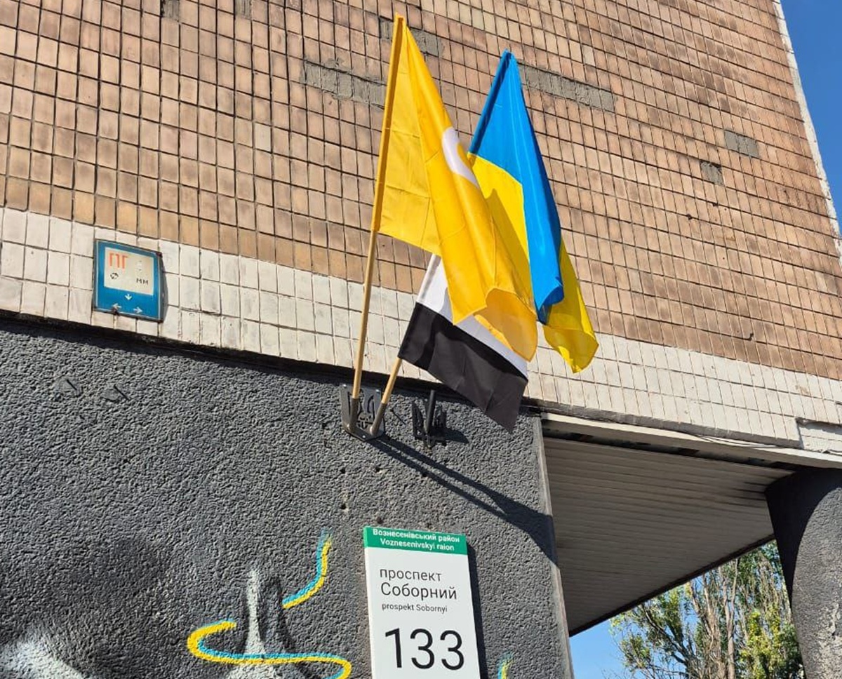 Пам’ятаємо і чекаємо - на будівлі Головпоштамту в Запоріжжі замайорів Прапор Надії (фото)