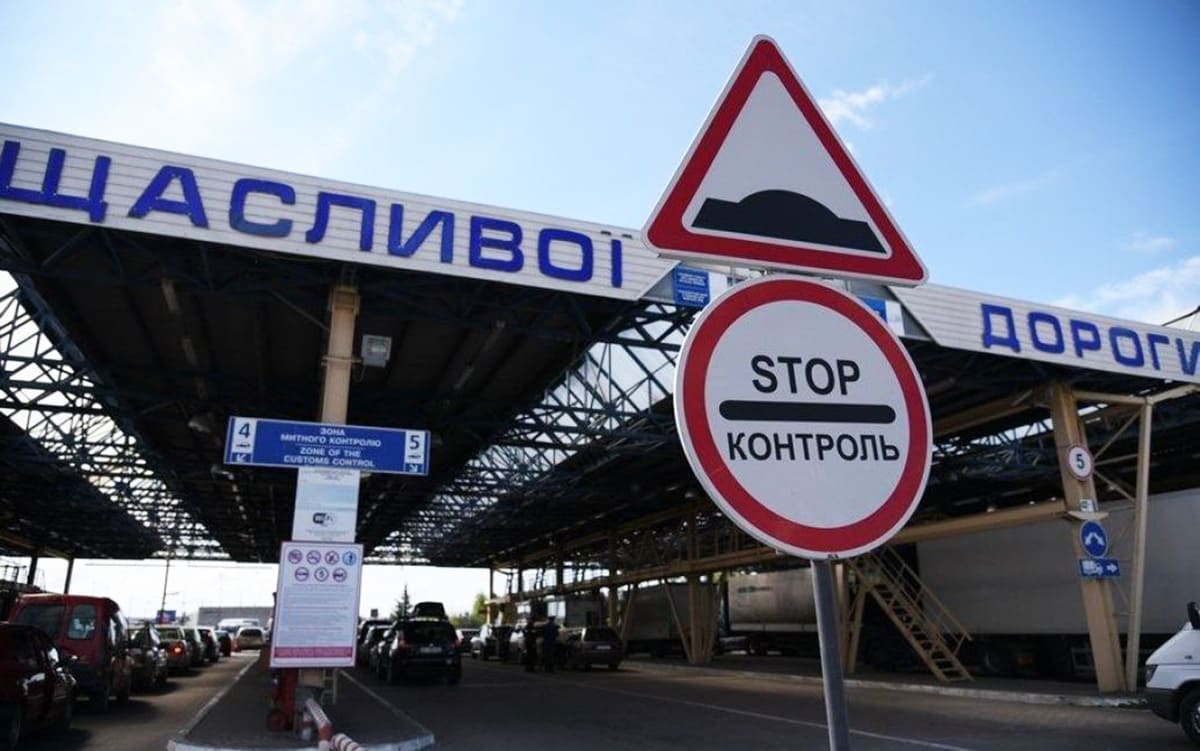 Прикраси та лорнет у багажі: мешканка Запоріжжя намагалася вивезти за кордон колекцію антикварних речей (фото)