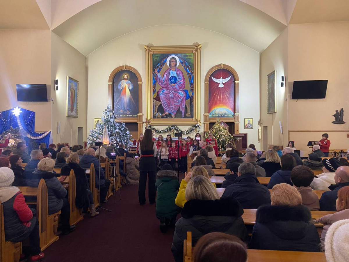 Святкова музика та колядки - у запорізькому соборі відбувся концерт камерного хору (фото)