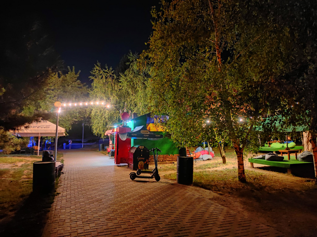 Ввечері запорізький парк виглядає фантастично красиво: фото