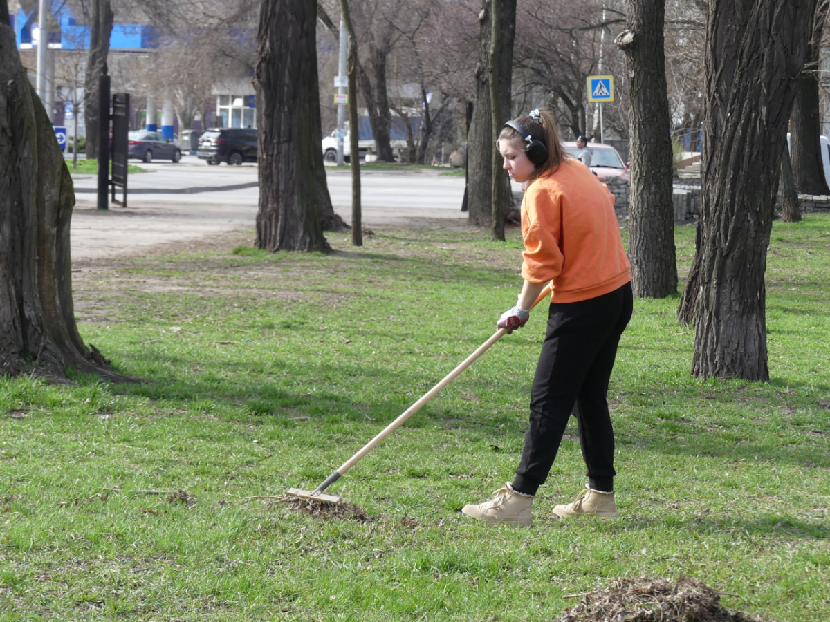 "Щоб було приємно проводити час" - запорізькі волонтери прибрали занедбаний парк (фото)