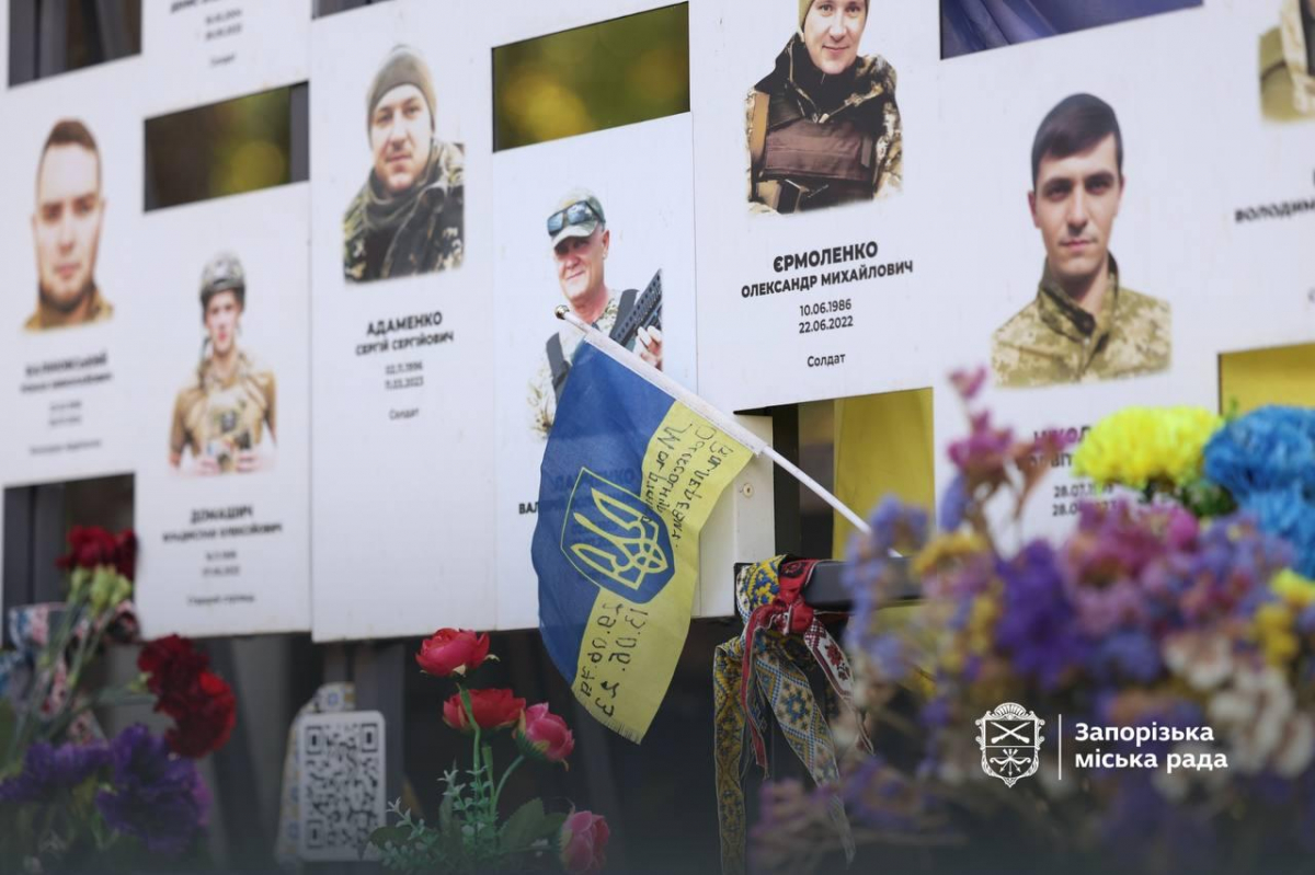 Квітами та хвилиною мовчання: у Запоріжжі на Алеї пам'яті вшанували загиблих Героїв (фото)