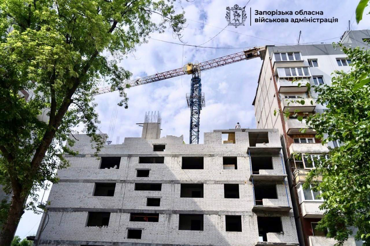 П’ять із дев’яти поверхів уже звели як у Запоріжжі рухається відбудова будинків на вулиці Запорізькій (фото, відео)
