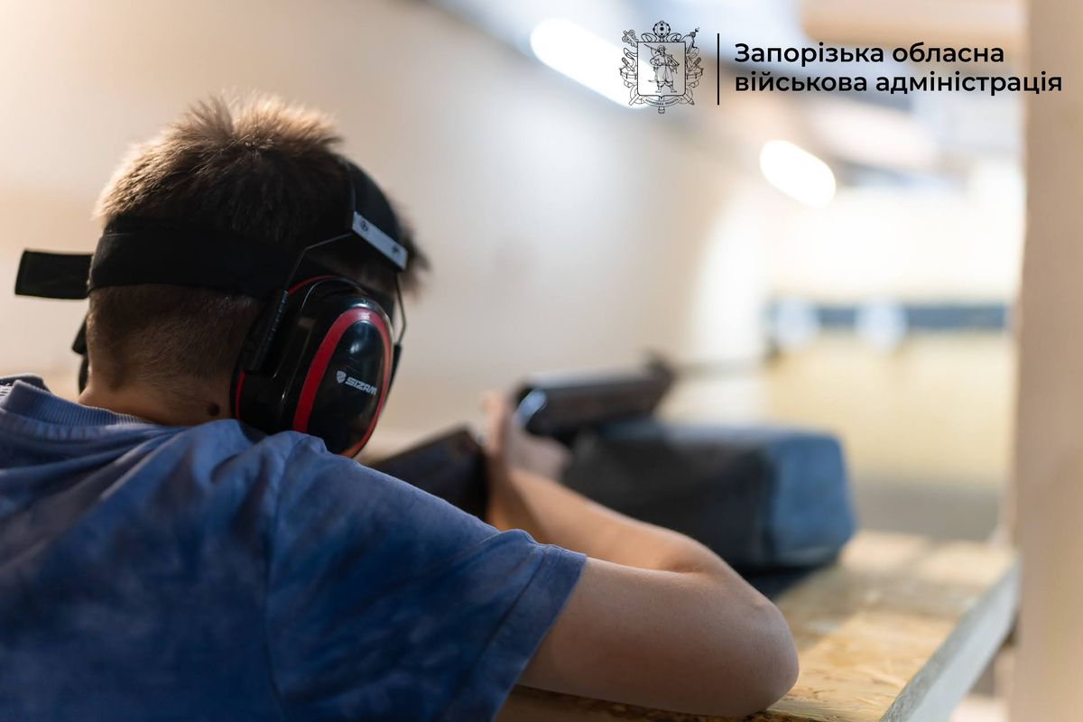 У Запоріжжі майстри спорту безкоштовно тренують колишніх військових та їхні родини у сучасному тирі - фото