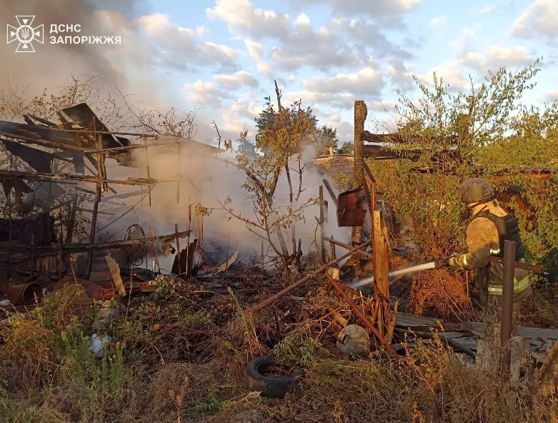 Пожежі після обстрілів - вогонь охопив житлові будинки та базу відпочинку на Запоріжжі (фото)
