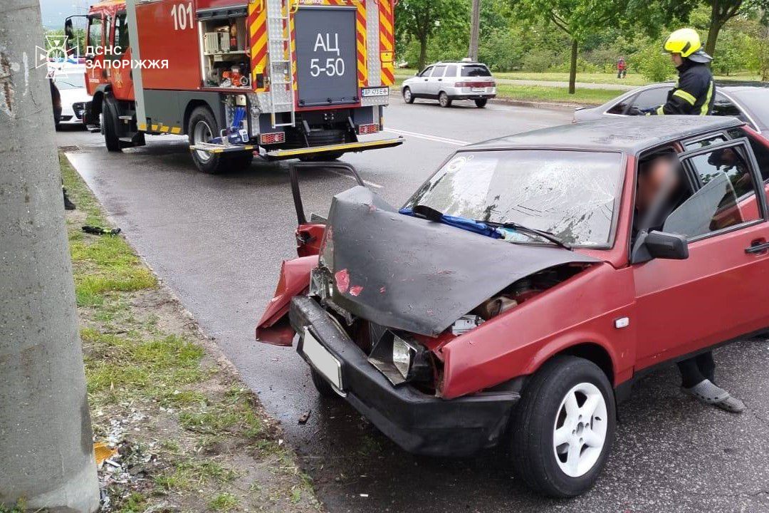 У Запоріжжі легковик врізався в електроопору: пасажира затисло у понівеченому авто (фото)