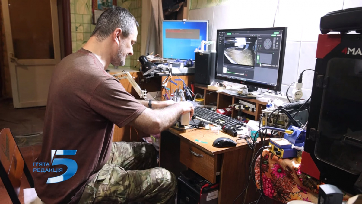 На 3D-принтері - як військові на Запоріжжі виготовляють деталі для FPV-дронів та бомберів (відео)