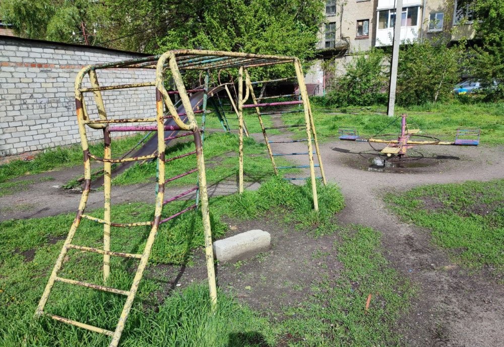 Застряг у драбині — у Запоріжжі хлопчик потрапив у пастку на дитячому майданчику (фото, відео)