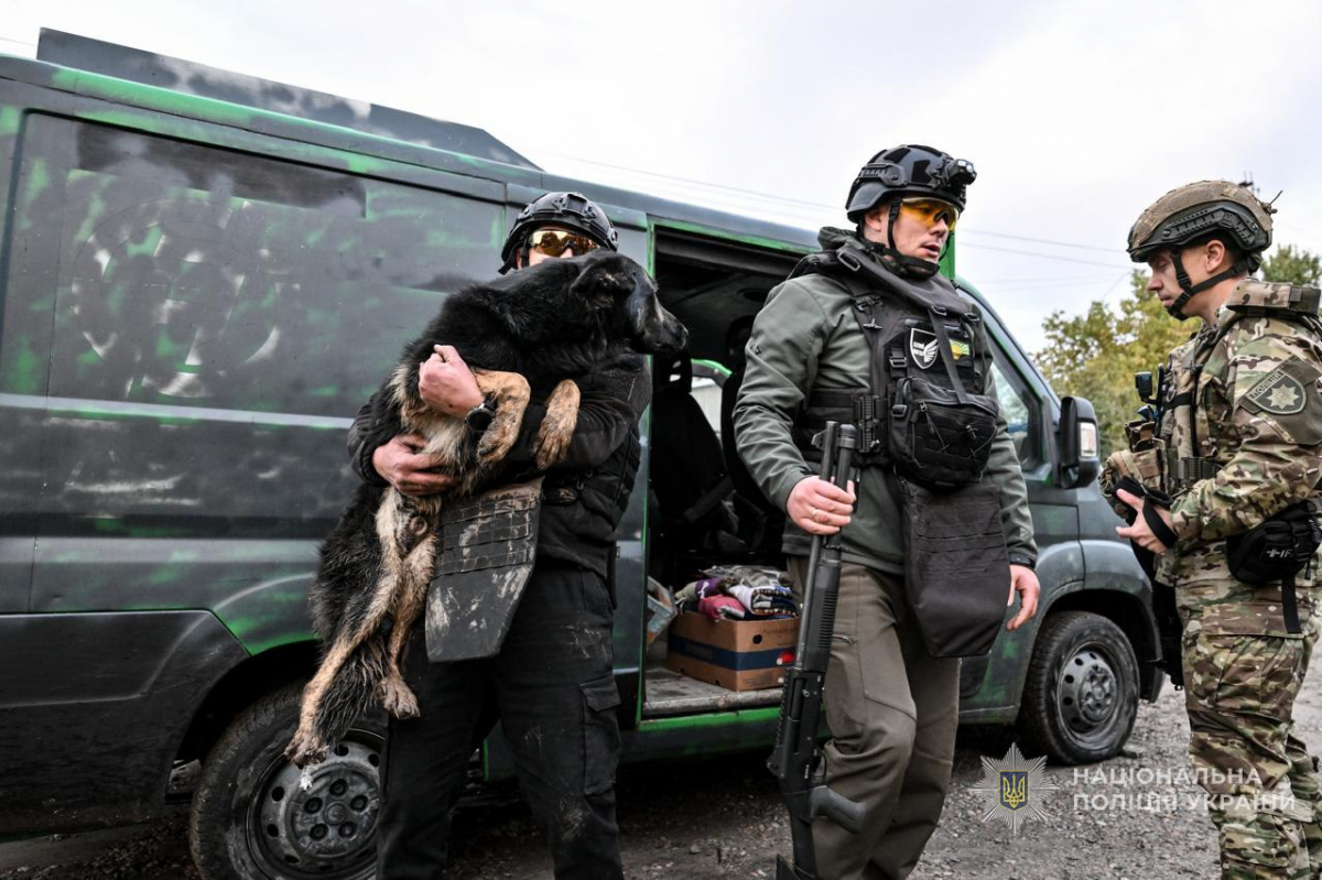 На Запоріжжі поліцейські з капеланами вивезли з Комишувахи трьох людей і вівчарку (фото)