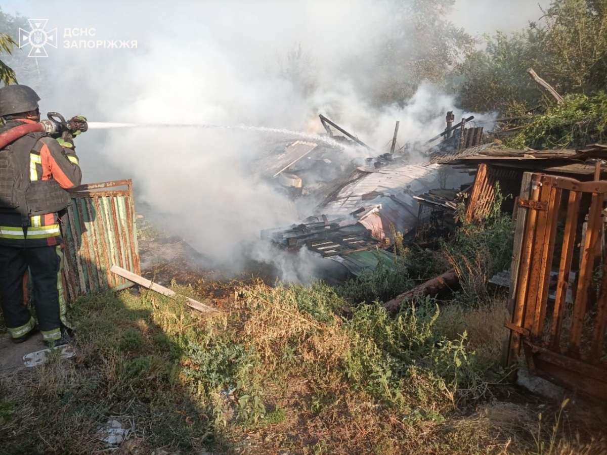 Горіли житлові будинки - внаслідок ворожого обстрілу в Оріхові сталась масштабна пожежа (фото)