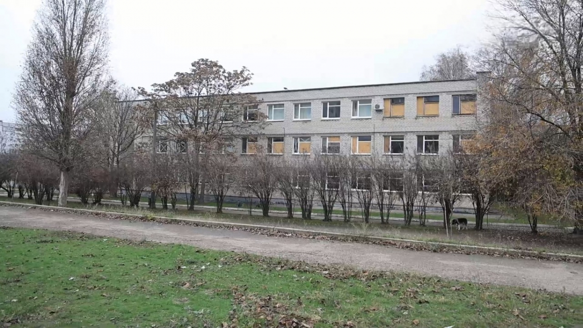 Стало тепліше і світліше – в Запоріжжі на зиму в гімназії встановлюють на вікна плівку замість OSB-плит (фото)