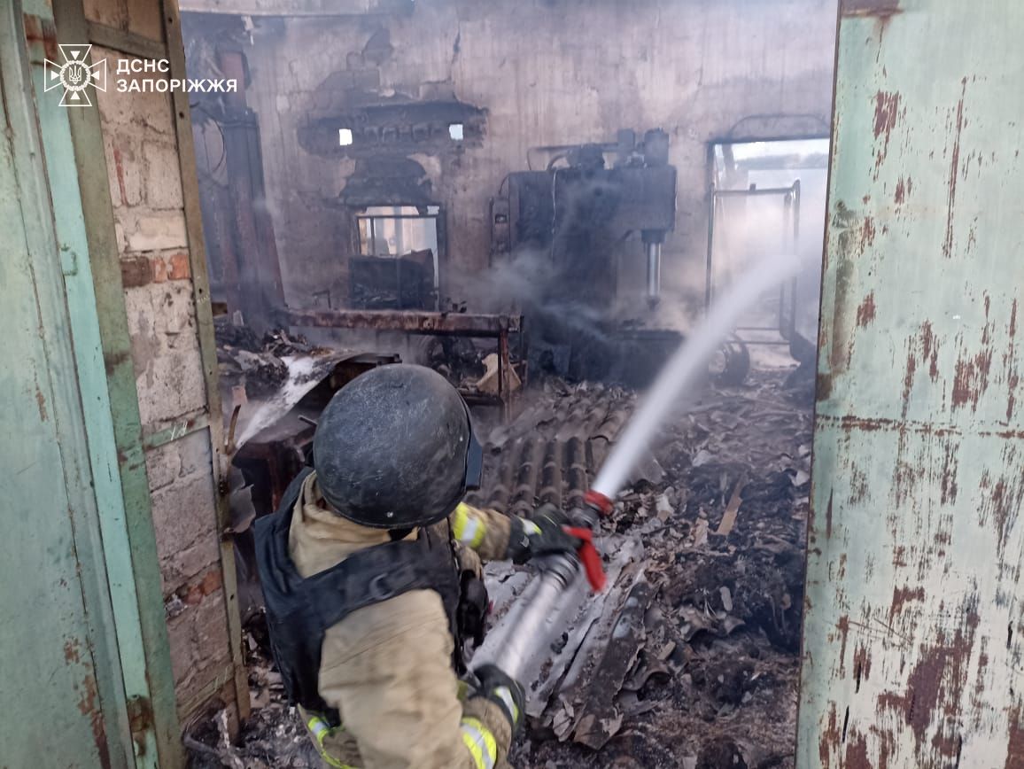 Згоріло вщент - у Запорізькій області росіяни атакували дронами цивільне авто (фото)