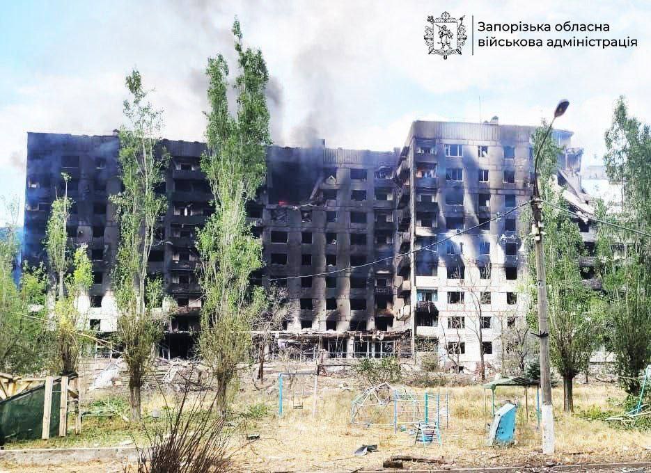 Опинилася під завалами власного будинку - на Запоріжжі росіяни скинули авіабомби на прифронтове місто, постраждала жінка