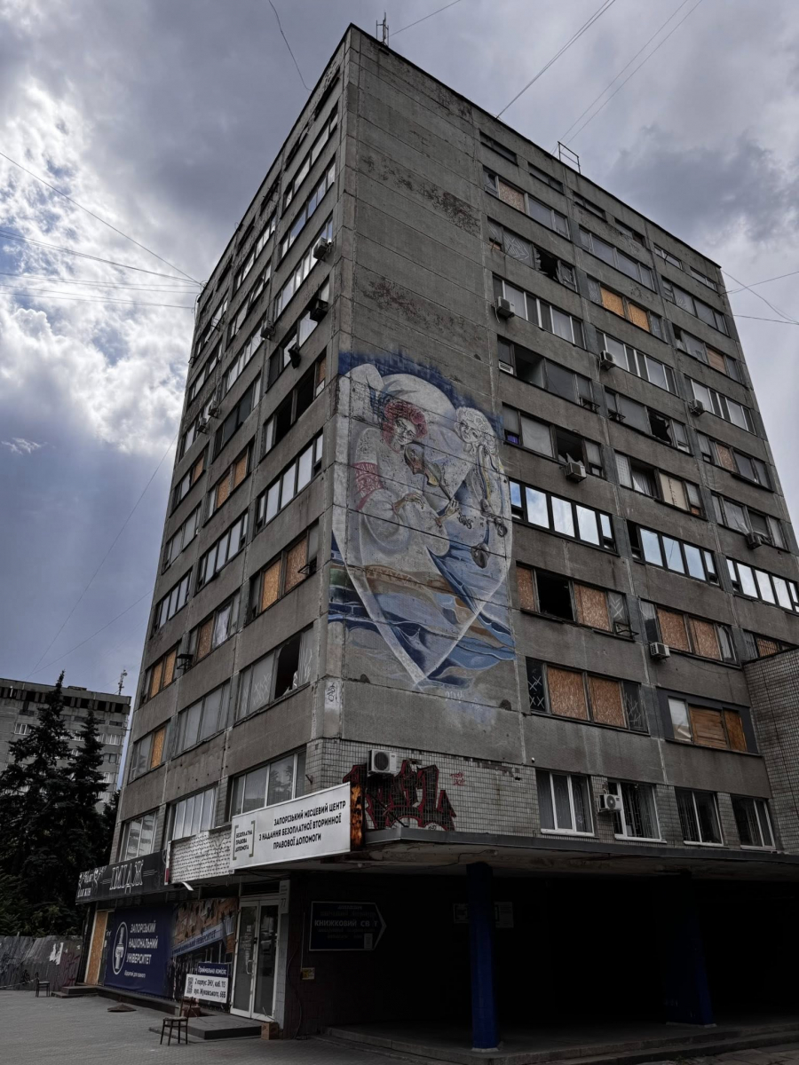 Побито вхід та частину фасаду — у Запоріжжі внаслідок обстрілу пошкоджено корпус університету (фото, відео)