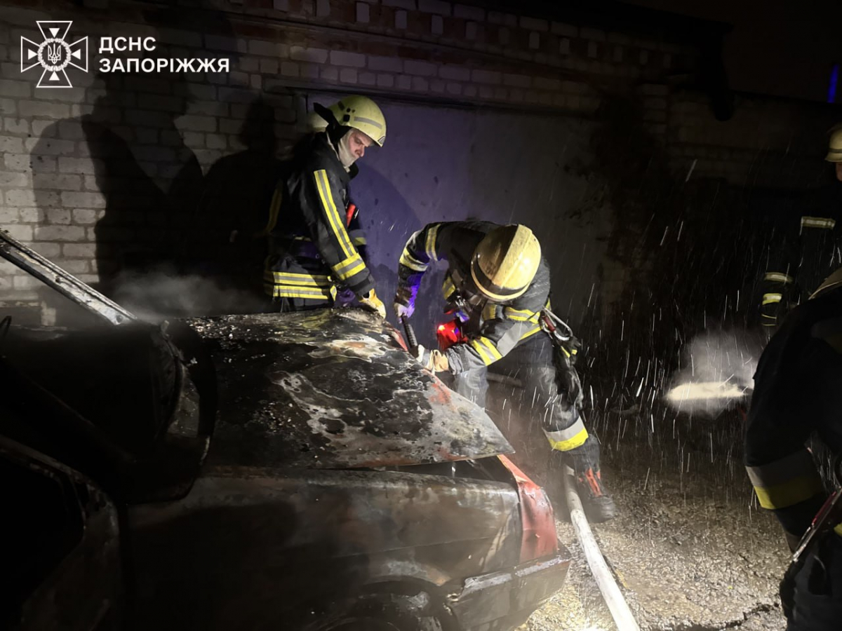 Вогонь охопив легковик — у Запоріжжі біля гаражу загорівся автомобіль (фото)