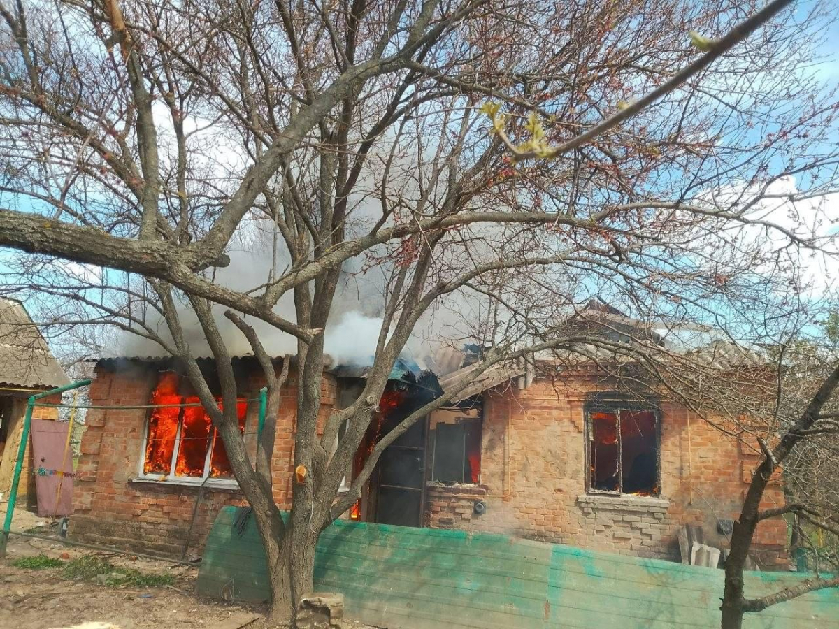 Внаслідок ворожого обстрілу згоріло житло викладача запорізького вишу