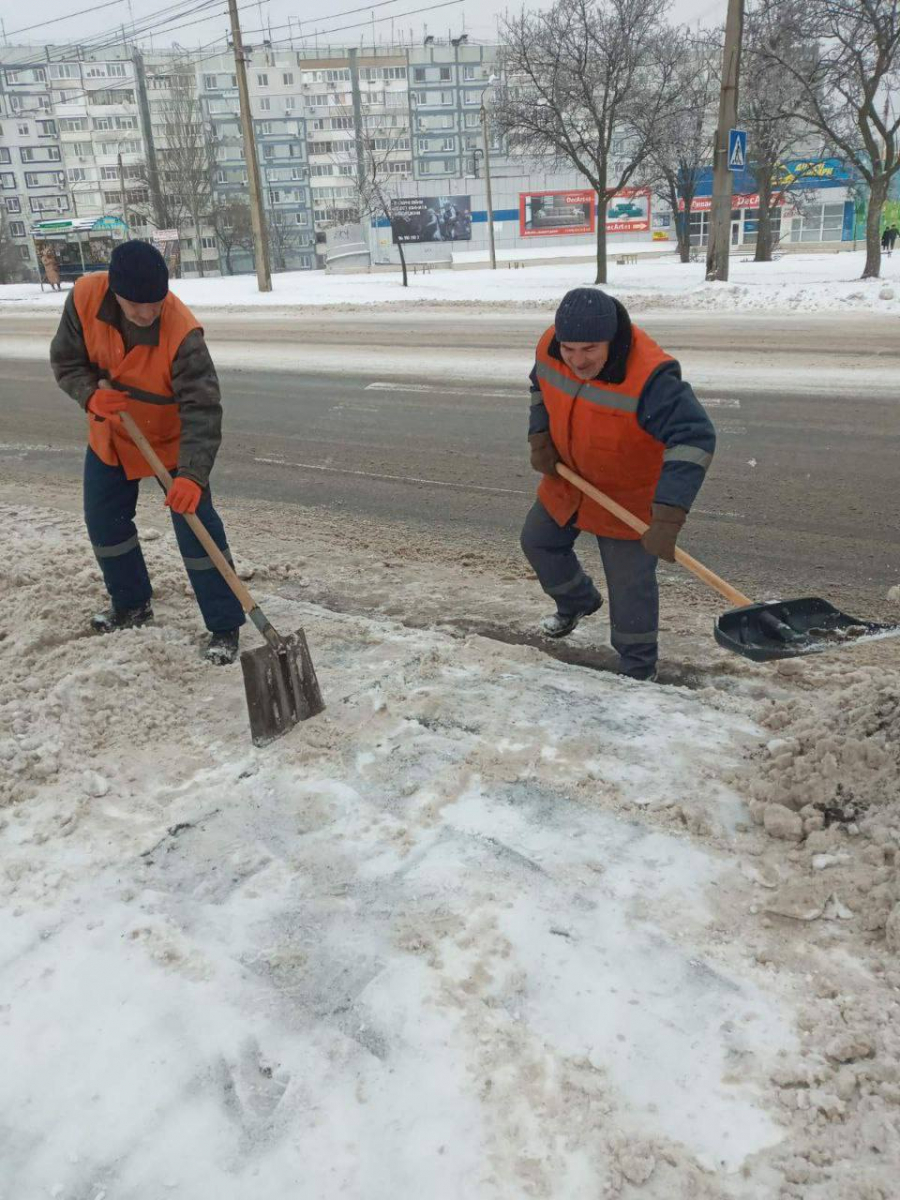 Сніг додав роботи запорізьким комунальникам: як вони справляються - фото