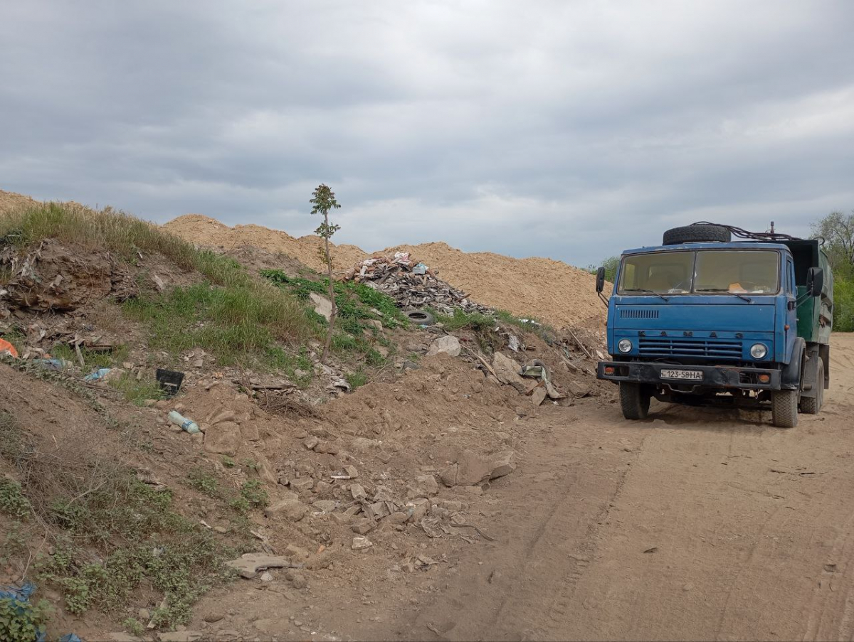 Спіймали "на гарячому" — у центрі Запоріжжя водій вантажівки звалював сміття простонеба (фото)