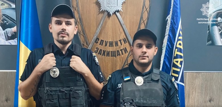 Запорізькі патрульні врятували жінку, якій стало зле в автомобілі (відео)