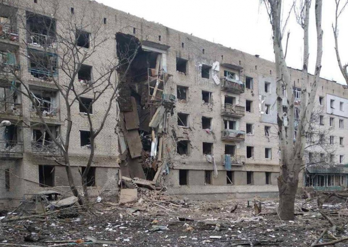 Вранці росіяни вдарили бомбами по Оріхову та зруйнували під'їзд - постраждала людина