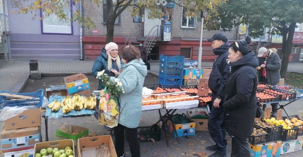 У центрі Запоріжжя незаконно торгували екзотичними фруктами - фото