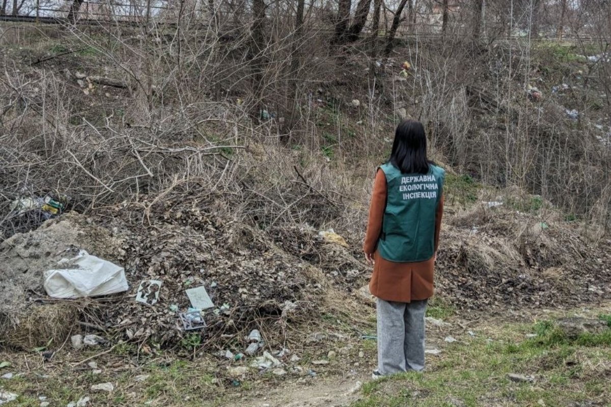 Вулиця Чарівна потопає у смітті: в Запоріжжі поблизу річки виявили смітник з підвищеною небезпекою для довкілля (фото)