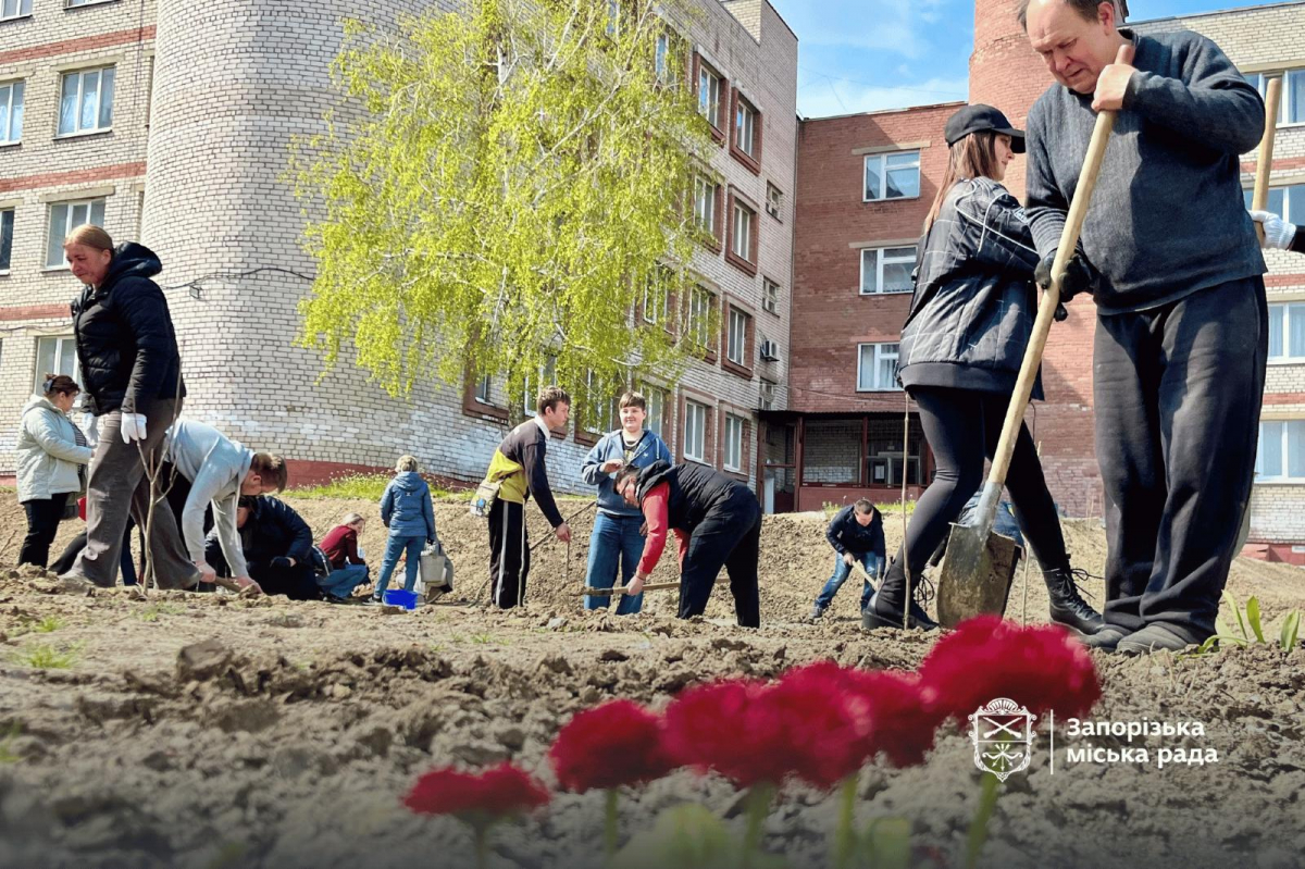 У Запоріжжі саджають сади Перемоги - фото