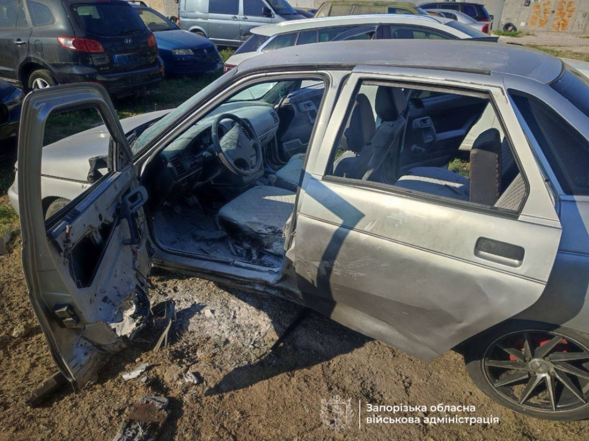 У Запорзькому районі ворог вдарив поряд з автомобілем, а у Запоріжжі - по гаражах: наслідки обстрілів за добу (фото)