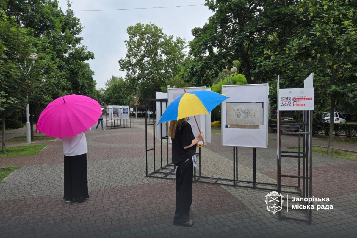 У Запоріжжі просто неба відкрилась виставка плакатів одеського художника-військовослужбовця (фото)