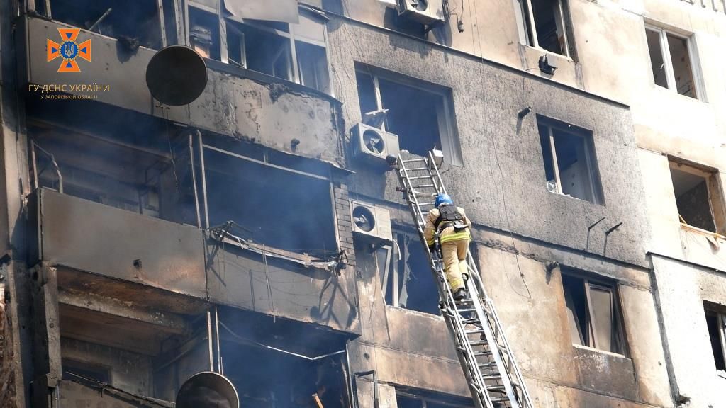 Внаслідок ворожих обстрілів у Запорізькій області сталась масштабна пожежа: її гасили понад 16 годин