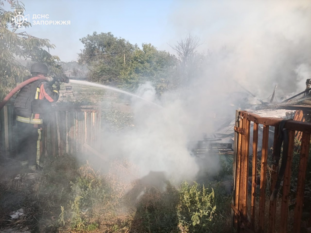 Горіли житлові будинки - внаслідок ворожого обстрілу в Оріхові сталась масштабна пожежа (фото)