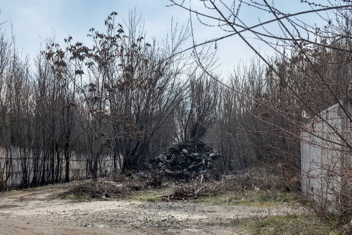 Сміттєва гора: у Запоріжжі інспектори натрапили на стихійне звалище у промзоні (фото)