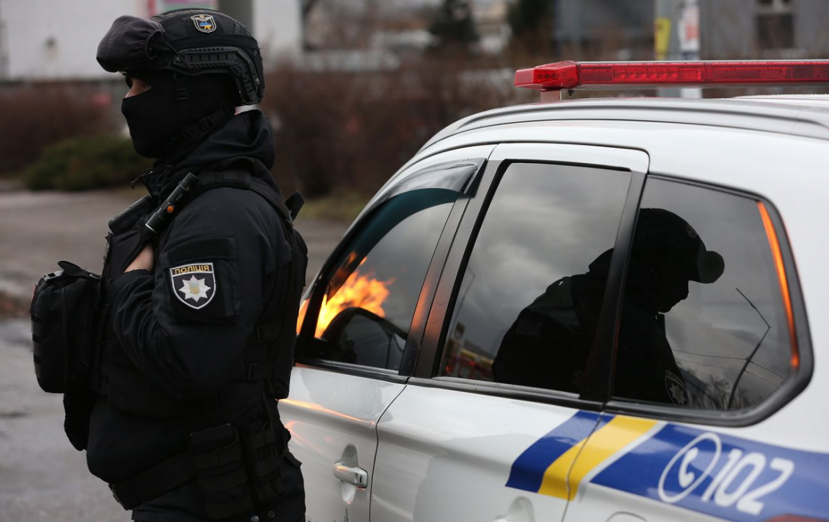 Під ударами дронів-камікадзе поліцейські евакуювали шістьох мешканців Приморського (відео)