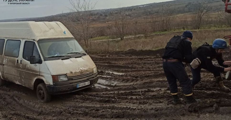 На "Дорозі життя" в Запорізькій області застряг мікроавтобус - фото