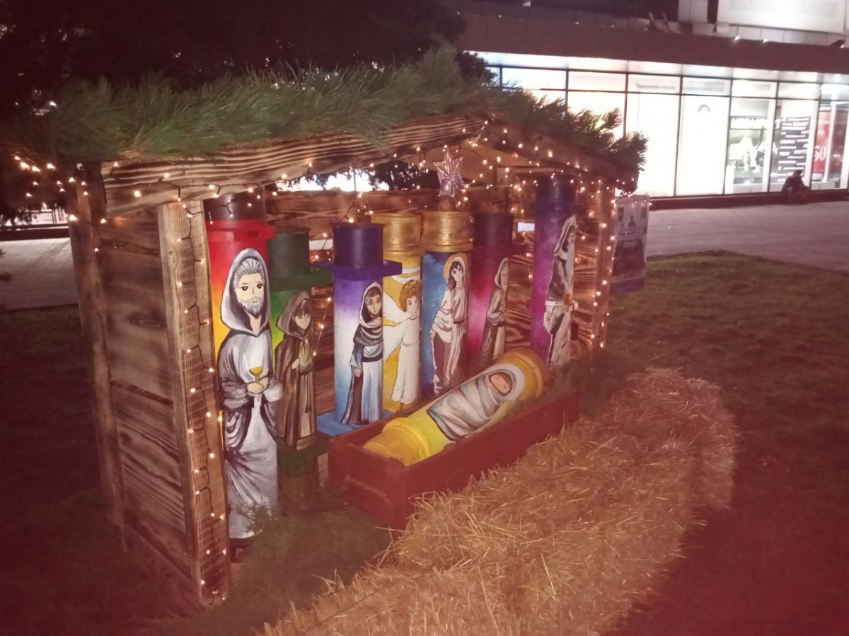У центрі Запоріжжя з'явився Різдвяний вертеп воєнного часу - фото