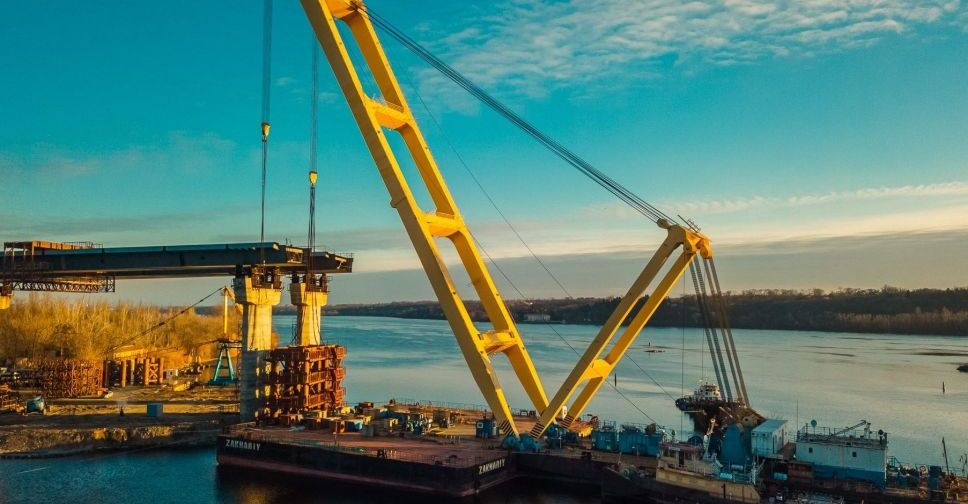 Російські окупанти знищили плавкран, який будував мости в Запоріжжі