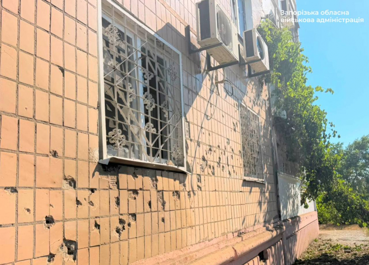 Запоріжжя та район пережили нову хвилю атак: дрони влучили у будинок, АЗС та цивільні об'єкти (фото, відео)