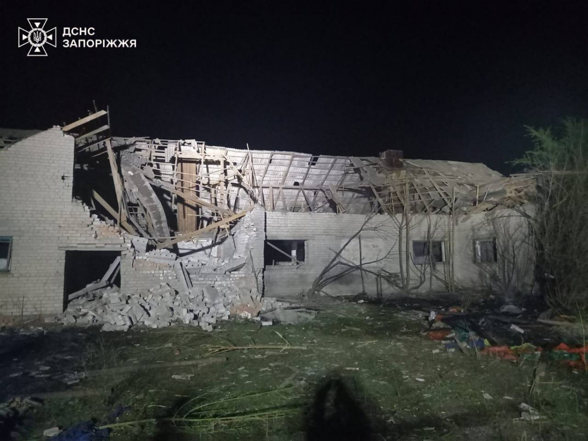 У селі Запорізької області горів склад із зерном - рятувальники розповіли про наслідки ворожих обстрілів за добу (фото)