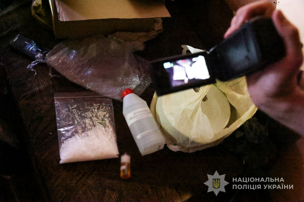 Запоріжець облаштував хімічну лабораторію і виготовляв заборонені речі - відео, фото