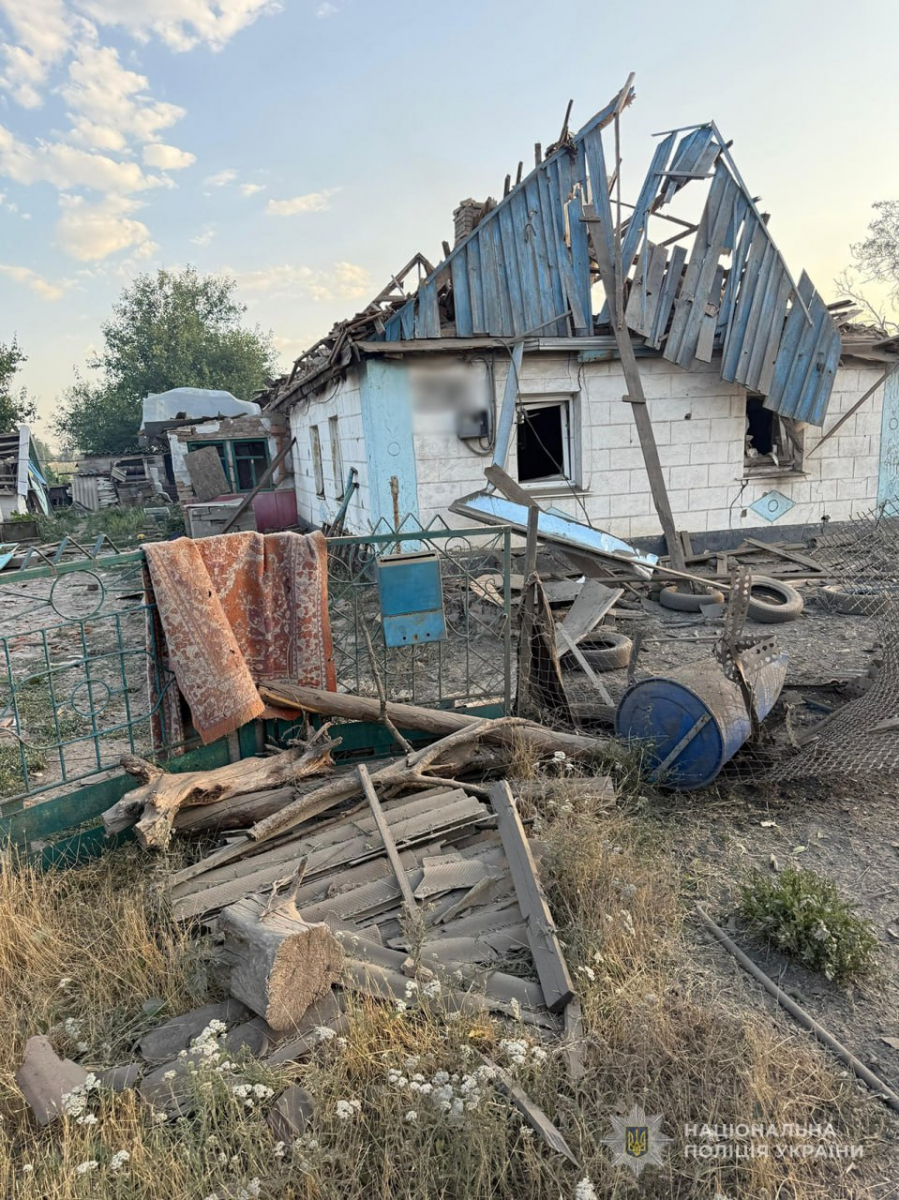 Опинилася під завалами власного будинку - на Запоріжжі росіяни скинули авіабомби на прифронтове місто, постраждала жінка
