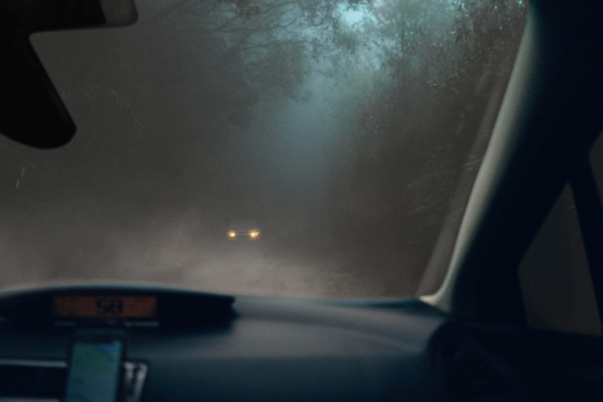 Правила безпечного руху в тумані – як водіями не потрапити у ДТП під час поганої видимості