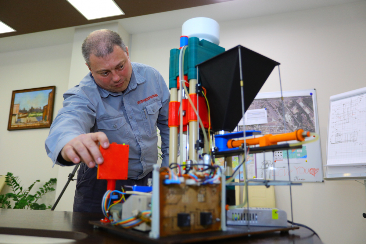 Агрегат на 3D-принтері: співробітник запорізького промислового підприємства зробив міні-прес