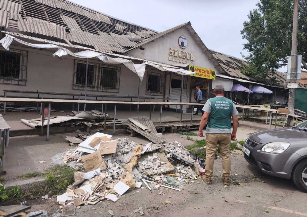 У екоінспекції показали наслідки ворожого удару КАБами по ринку і торгівельному центру у Запоріжжі