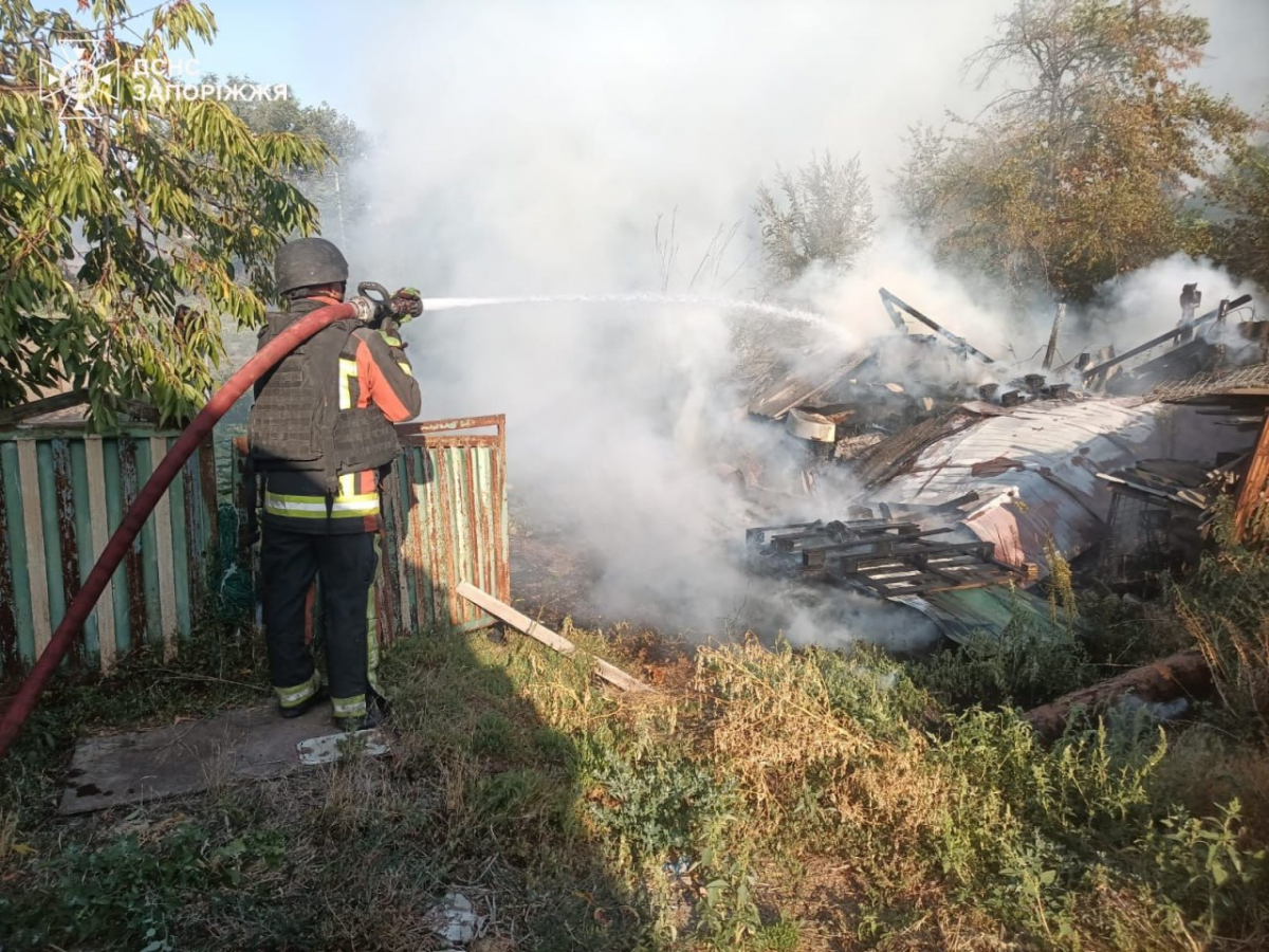 Горіли житлові будинки - внаслідок ворожого обстрілу в Оріхові сталась масштабна пожежа (фото)