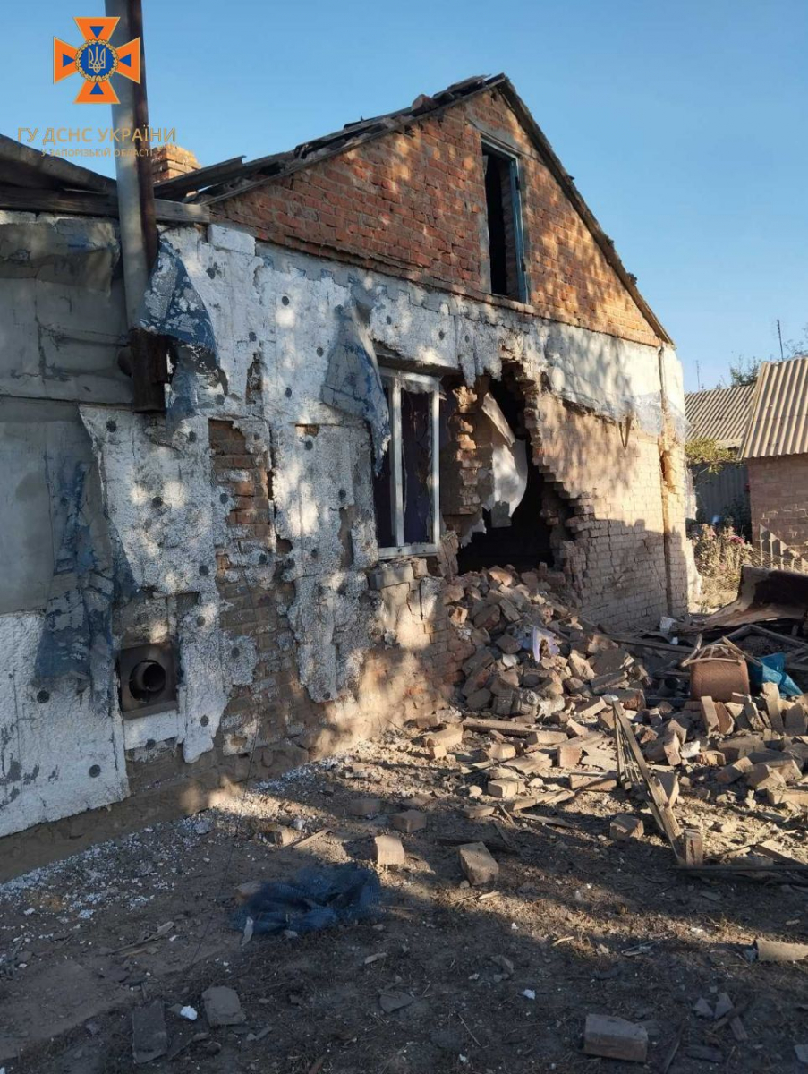 Кількість загиблих збільшилася: що відбувається на місцях ранкових російських обстрілів у селі Запорізького району - фото, відео