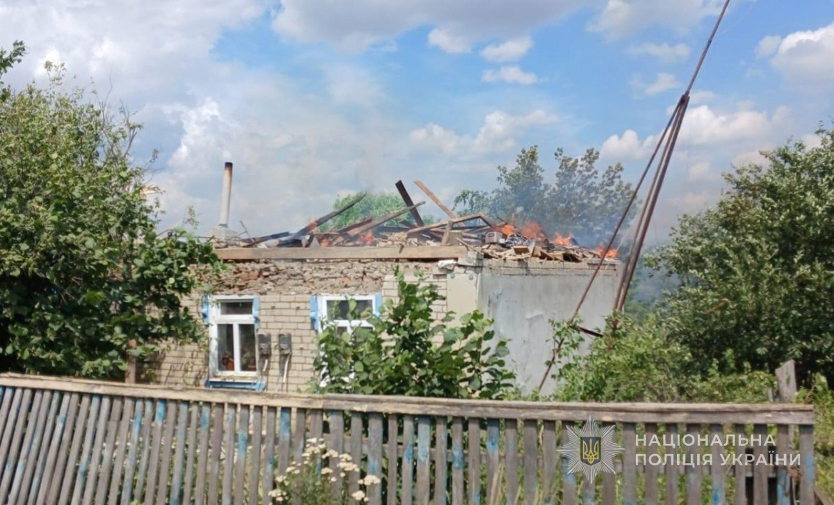 Горів дах багатоповерхівки: внаслідок ворожих обстрілів Запоріжжя і області поранено вісім людей
