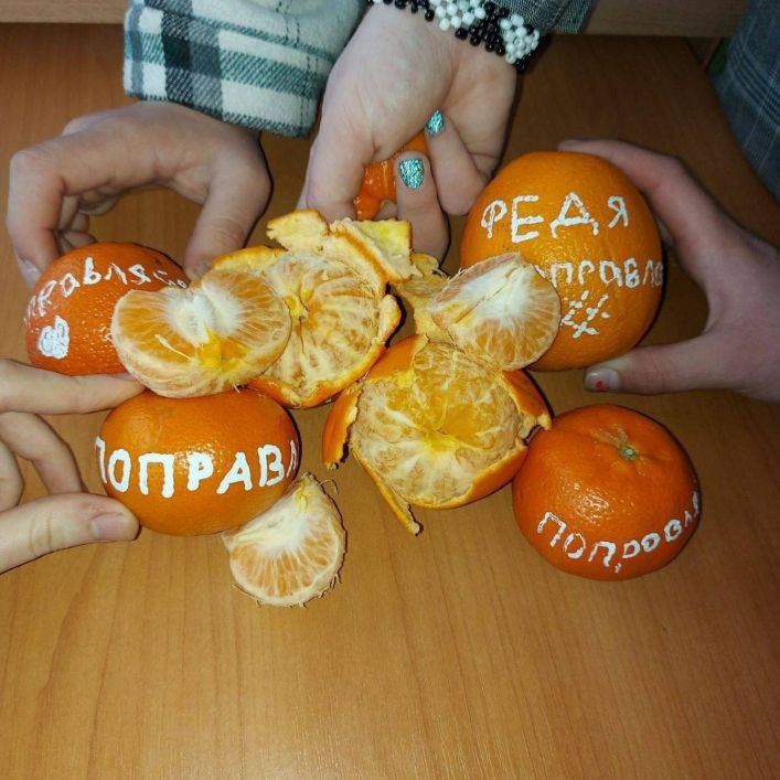 Школярі в окупованому селищі Запорізької області писали на мандаринках побажання Феді