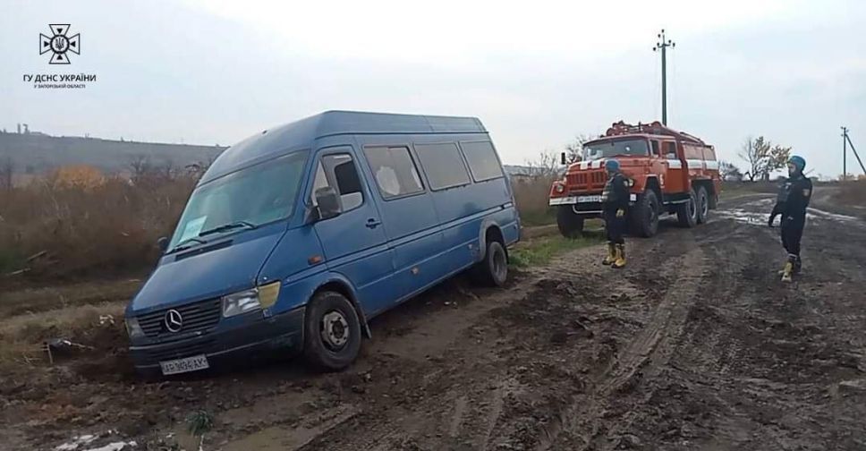 На "дорозі життя" в Запорізькій області застрягли мікроавтобуси - фото