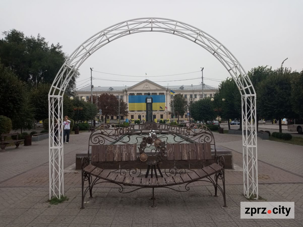 Сьогодні комунальники миють один з фонтанів в центрі Запоріжжя - фото