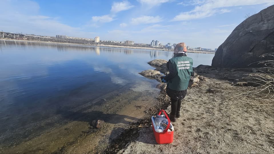 У Запоріжжі райдужні смуги на воді стривожили містян — екологи з'ясовують причину